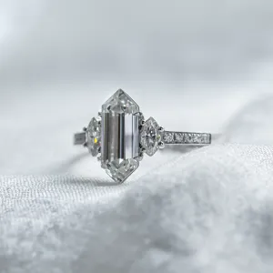 Luxusní zásnubní prsten s hexagon moissanitem KENT Thumbnail