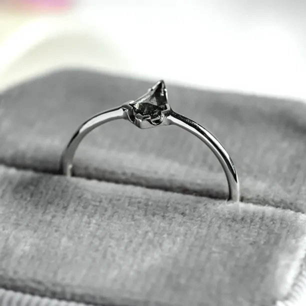 Engagement ring with kite salt'n'pepper diamond BLITZ Image