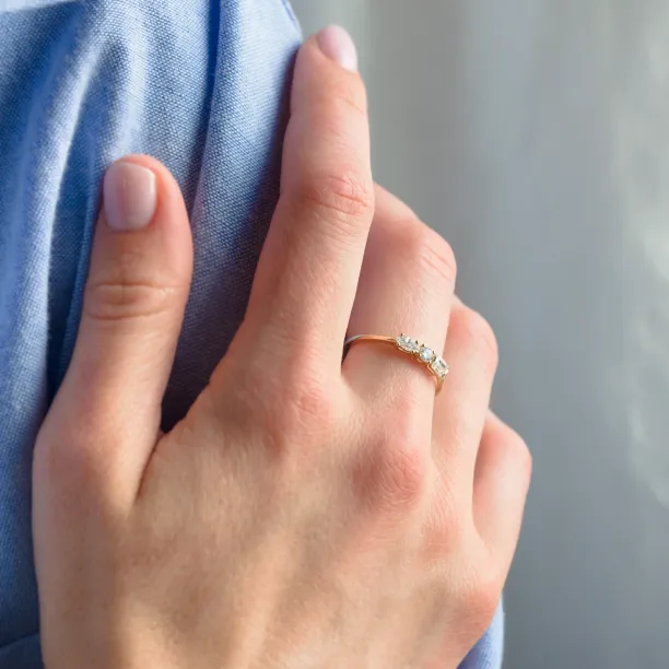 Zlatý prsten se třemi laboratorními diamanty AVELA Image