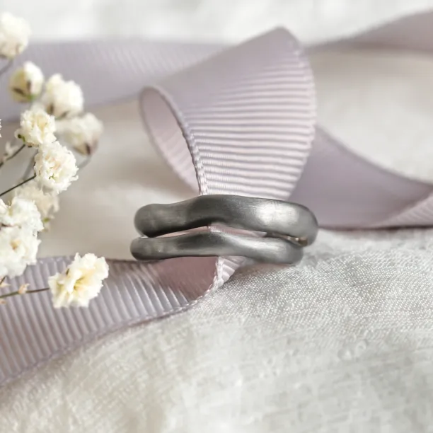 Černé nepravidelné snubní prsteny SHALE Image