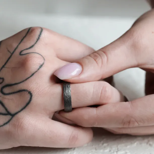 Černé snubní prsteny s povrchem stromové kůry EBEN Image