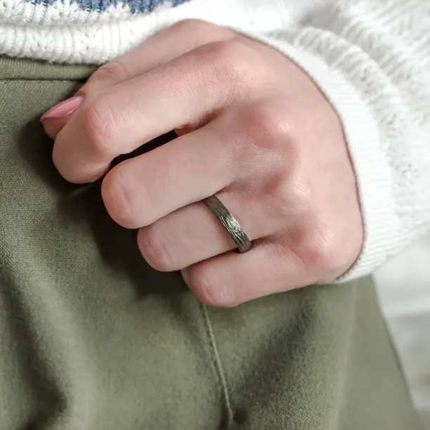 Černé snubní prsteny s povrchem stromové kůry EBEN Image