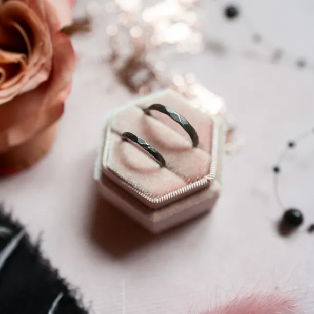 Černé snubní prsteny ze zlata s tepaným povrchem AZTEK Image