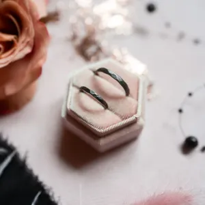 Černé snubní prsteny ze zlata s tepaným povrchem AZTEK Thumbnail