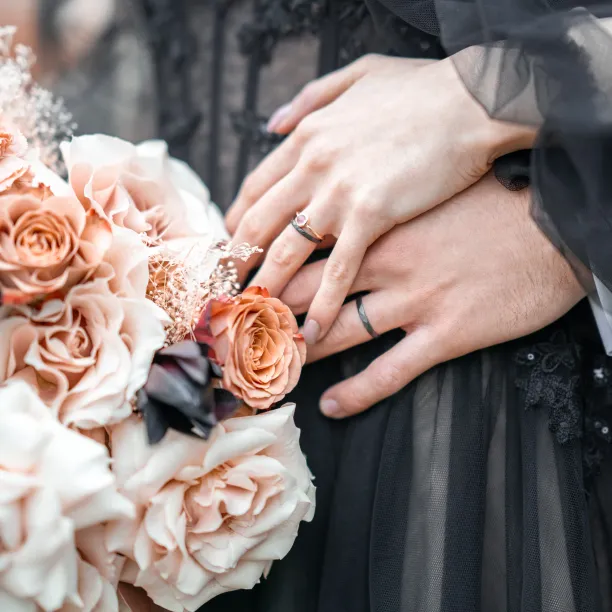 Černé snubní prsteny ze zlata s tepaným povrchem AZTEK Image