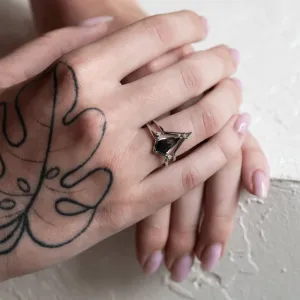 Vykrojený snubní prsten s kite salt and pepper diamantem NELLY Thumbnail