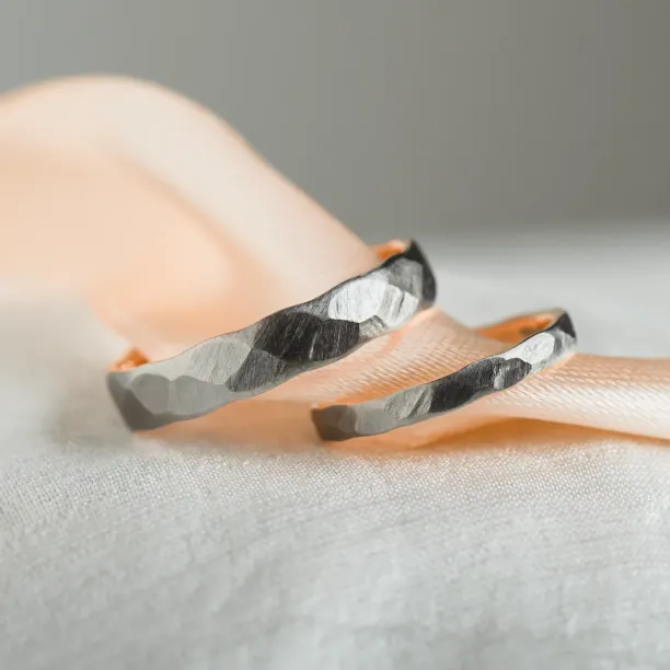 Černé snubní prsteny ze zlata s tepaným povrchem AZTEK Image