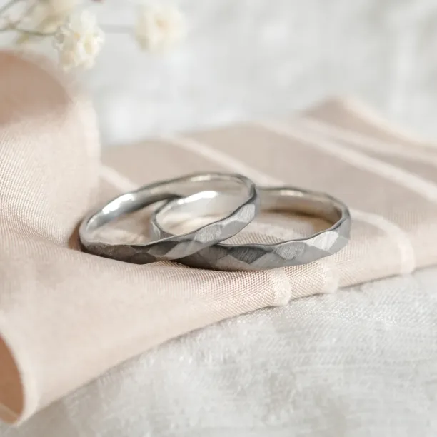 Černé snubní prsteny ze zlata s tepaným povrchem AZTEK Image