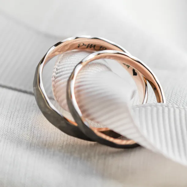 Černé snubní prsteny ze zlata s tepaným povrchem AZTEK Image