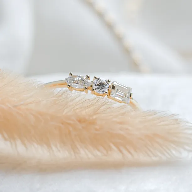 Zlatý prsten se třemi laboratorními diamanty AVELA Image