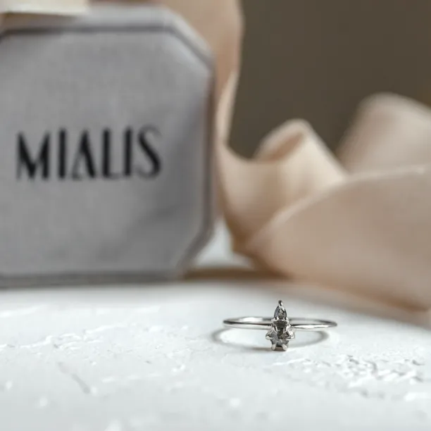 Minimalist cluster ring with salt and pepper diamonds VITTORIA Image