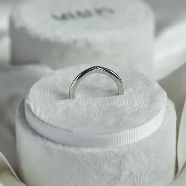 Minimalistický vykrojený snubní prsten CATANIA Image