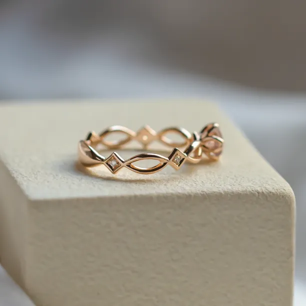 Solid gold Irish knot ring for women with strawberry quartz QUEENLY Image