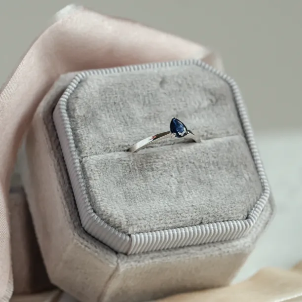 Engagement ring with blue sapphire LOUIS Image