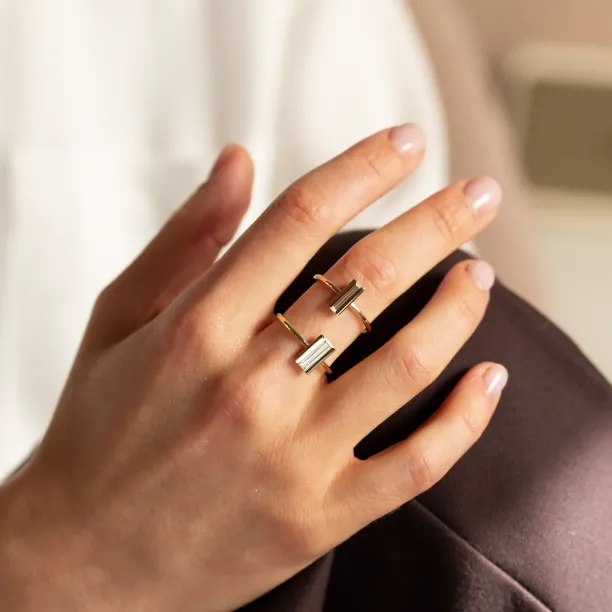 Netradiční zásnubní prsten s baguette moissanitem KATY Image