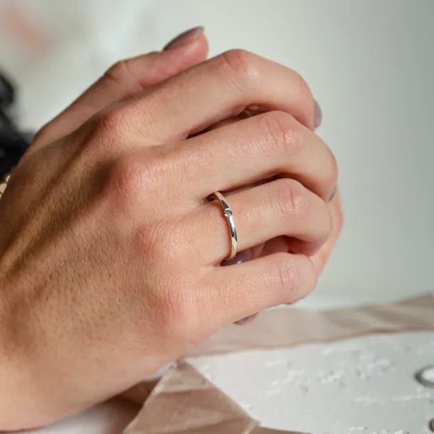Minimalist engagement ring with salt'n'pepper diamond HAIMER Image