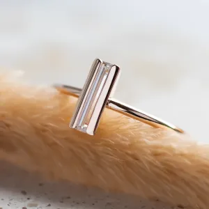 Netradiční zásnubní prsten s baguette moissanitem KATY Thumbnail