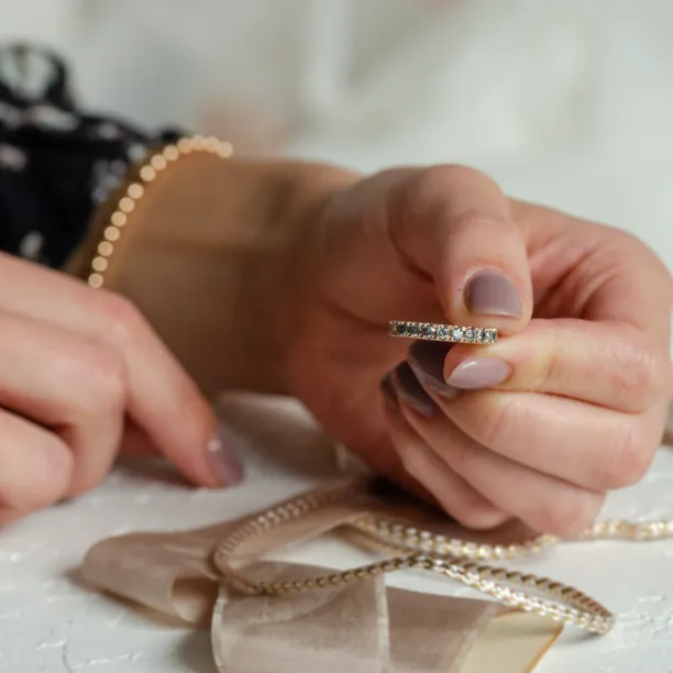 Zlatý eternity prsten s diamanty salt and pepper LAVA Image