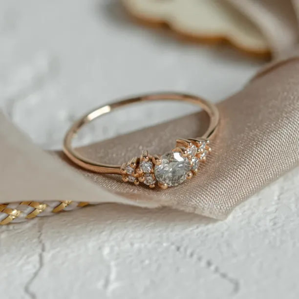 Elegantní zásnubní prsten se salt and pepper diamantem ANGELA Image