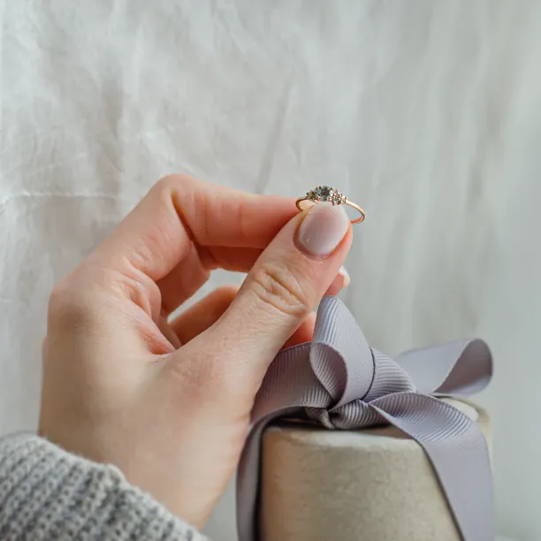 Elegantní zásnubní prsten se salt and pepper diamantem ANGELA Image