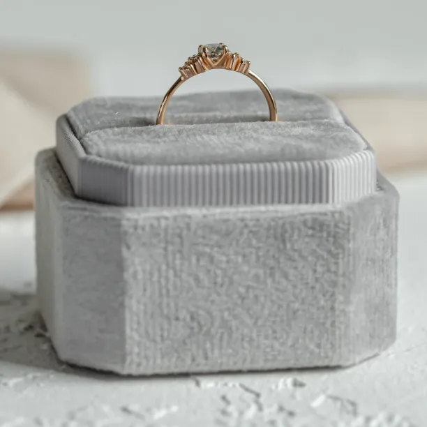 Elegantní zásnubní prsten se salt and pepper diamantem ANGELA Image