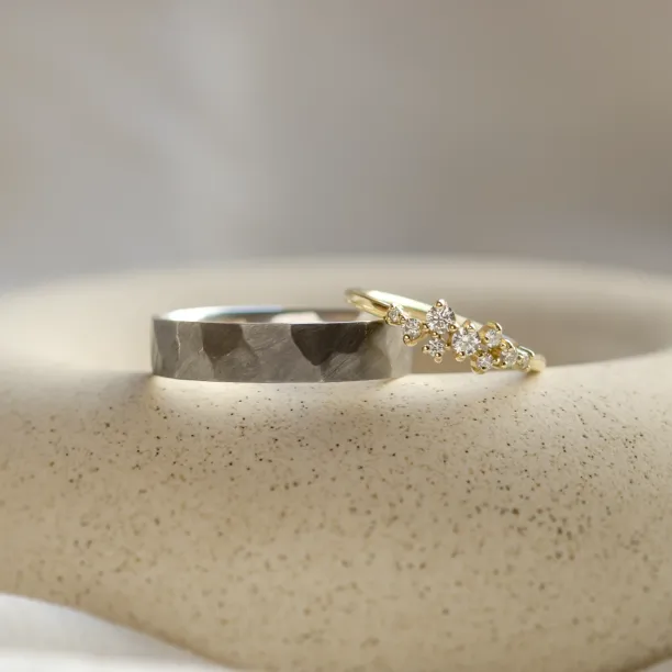 Netradiční snubní prsteny s černým rhodiem a diamanty ROMA Image