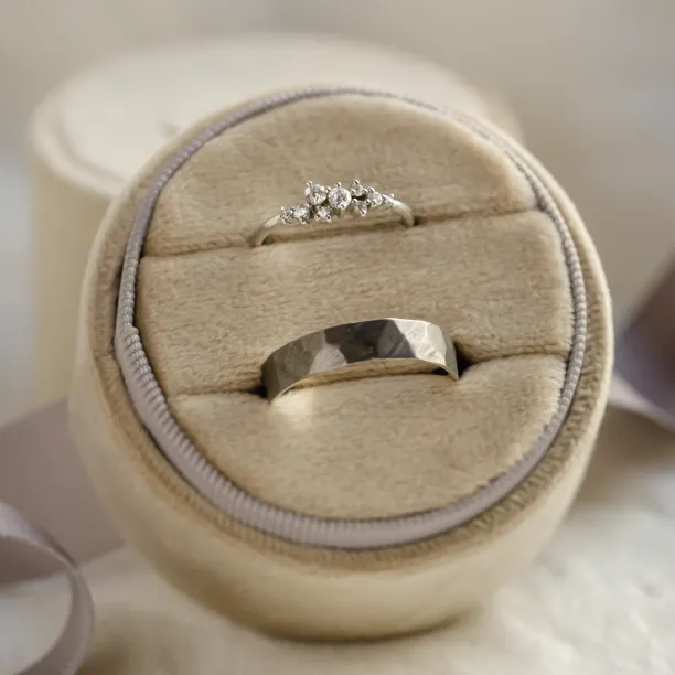 Netradiční snubní prsteny s černým rhodiem a diamanty ROMA Image