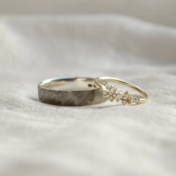 Netradiční snubní prsteny s černým rhodiem a diamanty ROMA Image