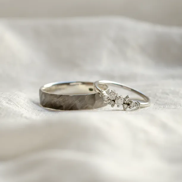 Netradiční snubní prsteny s černým rhodiem a diamanty ROMA Image