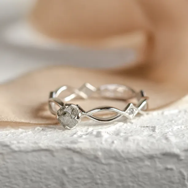 Entwined ring with salt and pepper diamond QUEENZ Image