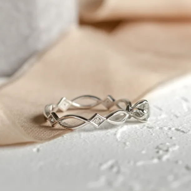 Entwined ring with salt and pepper diamond QUEENZ Image