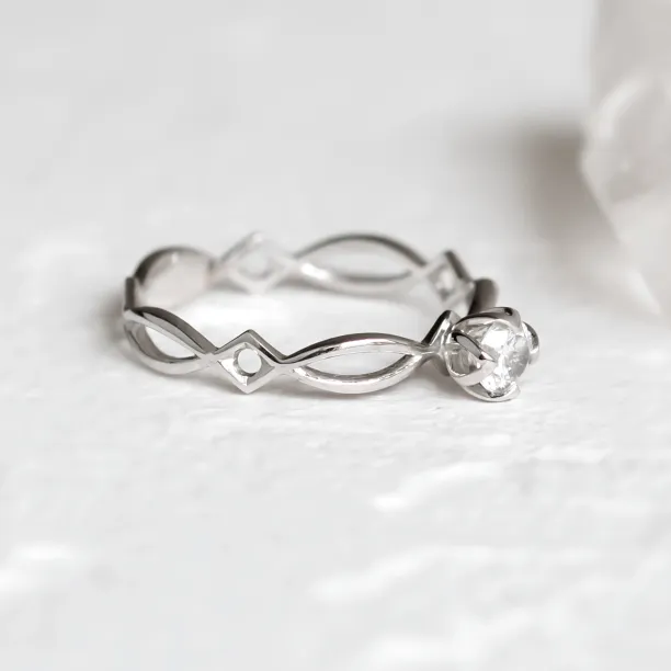 Entwined ring with lab-grown diamond QUEENO Image