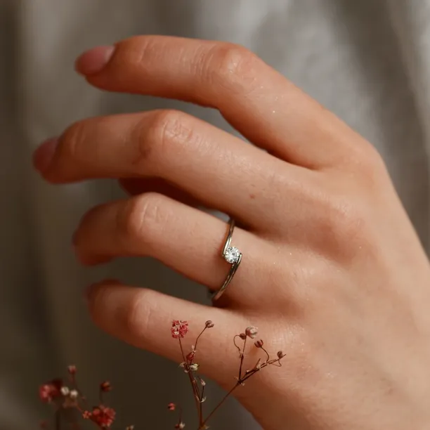 Elegant engagement ring with lab-grown diamond HELSO Image