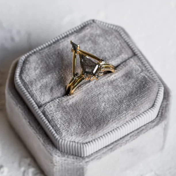 Engagement ring set with salt'n'pepper diamonds MEGHAN Image