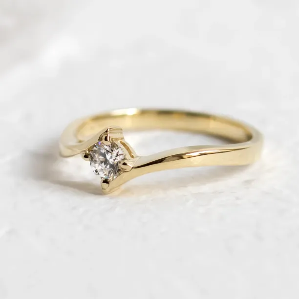 Gold engagement ring with lab-grown diamond GRESIA Image