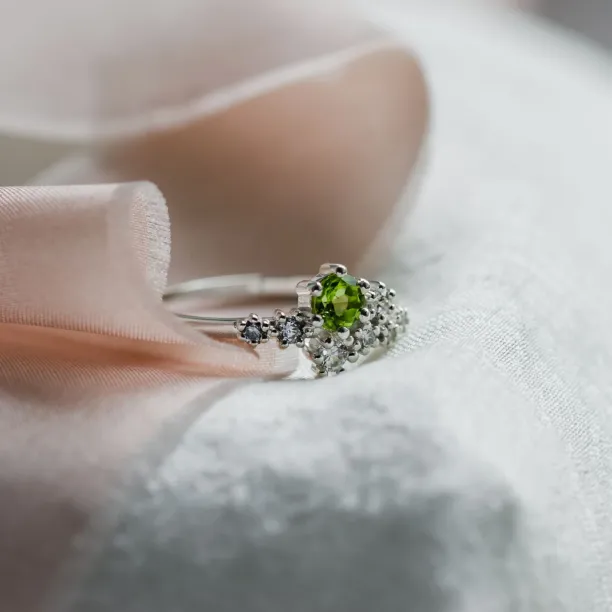 Cluster ring with peridot and diamonds GOOSEBERRY Image