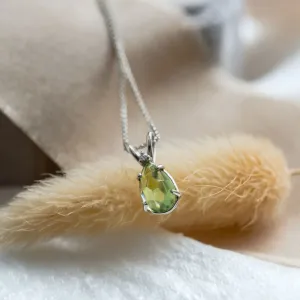 Gold necklace with peridot and diamond KIWI Thumbnail