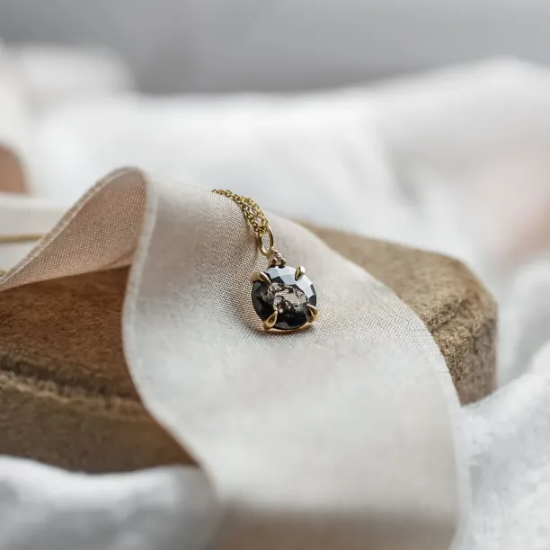 Zlatý náhrdelník s kulatým diamantem salt and pepper EUGENIE Image