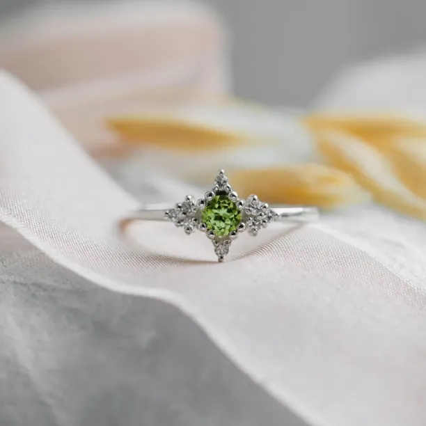 Gold ring with peridot and diamonds CERIGNOLA Image