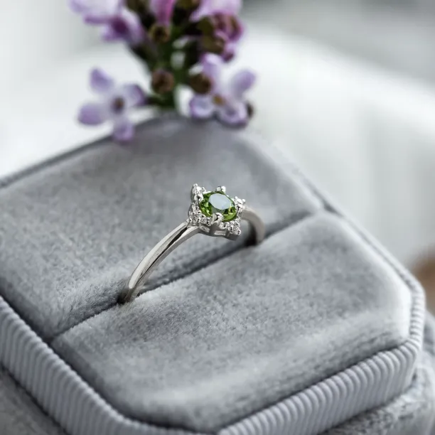 Engagement ring with peridot and diamonds OLIVKA Image