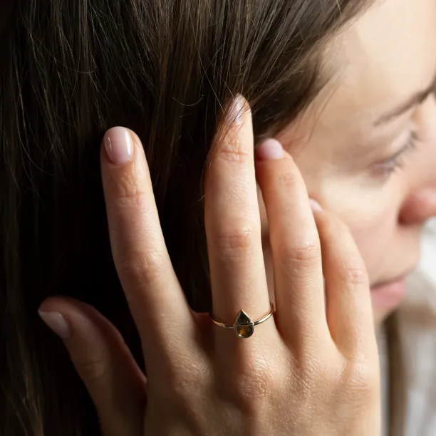 Netradiční zlatý prsten s pear salt and pepper diamantem TULLIA Image