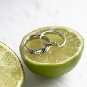 Zlaté snubní prsteny s přírodním povrchem SIENA Thumbnail