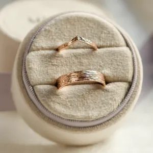 Zlaté snubní prsteny s přírodním povrchem SIENA Thumbnail