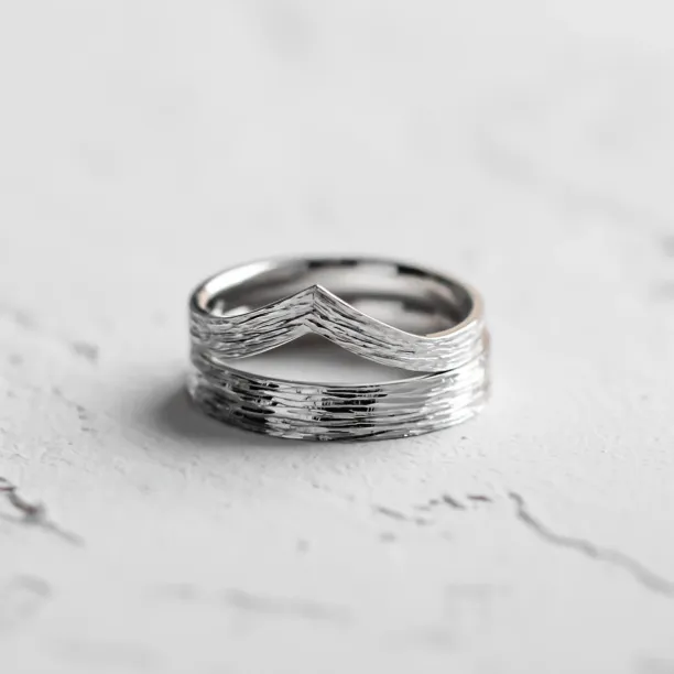 Zlaté snubní prsteny s přírodním povrchem SIENA Image