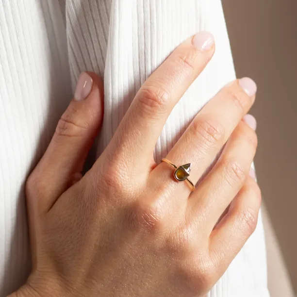 Netradiční zlatý prsten s pear salt and pepper diamantem TULLIA Image