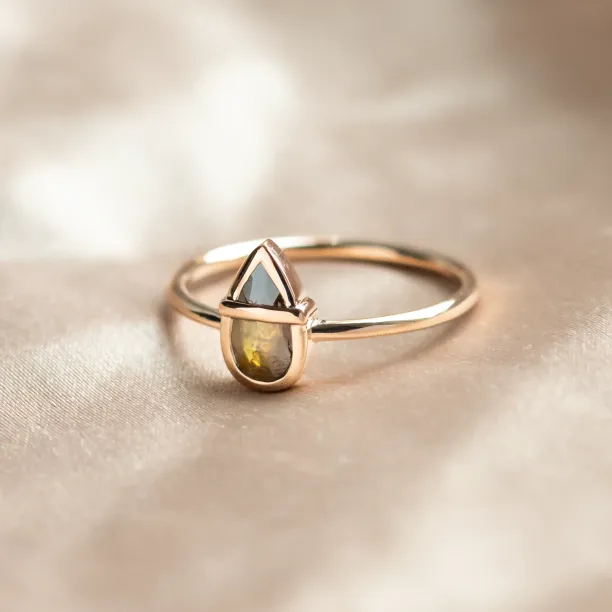 Netradiční zlatý prsten s pear salt and pepper diamantem TULLIA Image