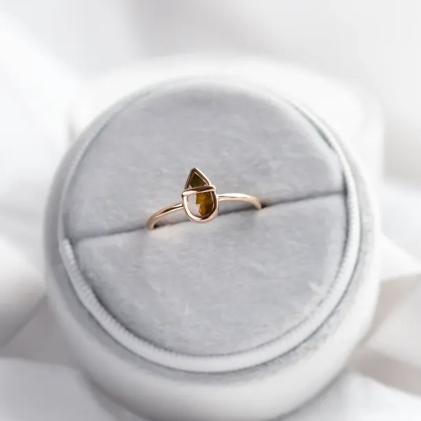 Netradiční zlatý prsten s pear salt and pepper diamantem TULLIA Image