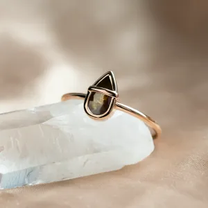 Netradiční zlatý prsten s pear salt and pepper diamantem TULLIA Thumbnail