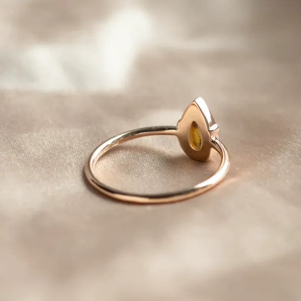 Netradiční zlatý prsten s pear salt and pepper diamantem TULLIA Image