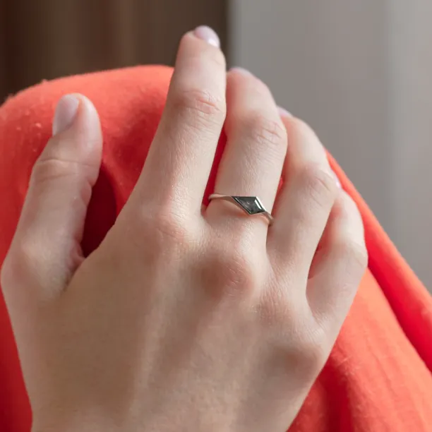 Unusual ring with salt'n'pepper diamond ARROW Image